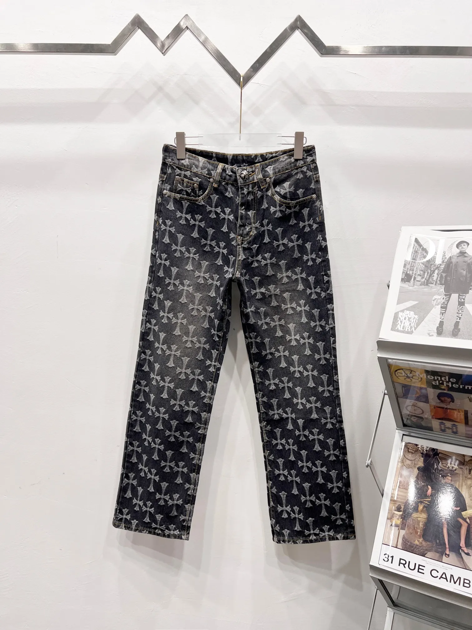 P230 Style No.: (r044) Chrome Hearts double-sided full logo jacquard dark pattern heavy-duty all-over printed cross jeans. The same style as the Internet celebrity star's cross-printed denim jacket. The unique cross design elements and all-over printing are full of design. It is made of 100% denim cotton fabric with heavy coarse yarn count, which ensures a stiff and tough silhouette while being soft, comfortable and breathable. The lapel is designed with silver buttons and is full of texture. The classic white cross logo is all over the dress, making it a perfect versatile style for spring and summer! Customized jacquard fabric, you can wear it in various styles. This gender-neutral shirt is a must-have for nightclubs. It can be worn as a jacket for both men and women. It can be easily worn by both men and women! The original loose version is made of high-quality pure cotton fabrics. The fabric pattern is high-definition and delicate without burrs. It is comfortable and breathable to wear. All the buttons are molded and customized. It is casual and fashionable and can be matched with any bottoms. It can be windproof and sunproof in spring and summer. It can be worn outside in autumn and winter! Easily concave shape makes you look slimmer and taller, perfect for both men and women! Customized main label, accessories, fully washable, whole body wiring, quality control, no heads!  Luxurious dark high street, Hollywood's luxury brand, 22SS's latest couple's leather cross short-sleeved T-shirts, all reflect their own unique style! Made of thick black cotton, goatskin appliqués, hand-sewn custom metal hardware, and silicone varnish printing, multiple materials collide to create a unique texture. It also incorporates ChromeHearts medieval-style Sanskrit fonts and classic horseshoes, creating a unique and charming dark texture under the graceful arcs and all-black shadows, full of artistic sense!